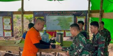 Kepala BPBD Ketapang, Yinifar menyerahkan langsung extra fooding ke para petugas pemadam Karhutla. Foto: Ist.