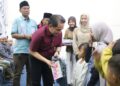 Wakil Wali Kota Pontianak Bahasan berikan bantuan tas dan alat tulis gratis dalam kegiatan sosial Badan Kesatuan Bangsa dan Politik (Kesbangpol) bersama DPD Madas Nusantara Kota Pontianak, di Aula Rumah Dinas Wakil Wali Kota Pontianak, Kamis (14/8/2026).