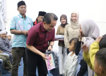 Wakil Wali Kota Pontianak Bahasan berikan bantuan tas dan alat tulis gratis dalam kegiatan sosial Badan Kesatuan Bangsa dan Politik (Kesbangpol) bersama DPD Madas Nusantara Kota Pontianak, di Aula Rumah Dinas Wakil Wali Kota Pontianak, Kamis (14/8/2026).
