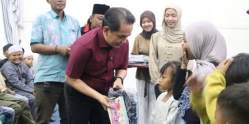Wakil Wali Kota Pontianak Bahasan berikan bantuan tas dan alat tulis gratis dalam kegiatan sosial Badan Kesatuan Bangsa dan Politik (Kesbangpol) bersama DPD Madas Nusantara Kota Pontianak, di Aula Rumah Dinas Wakil Wali Kota Pontianak, Kamis (14/8/2026).