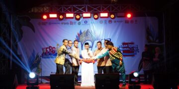 Wali Kota Pontianak Edi Rusdi Kamtono membuka Pontianak Carnaval Khatulistiwa di Jalan Diponegoro Pontianak, Jumat (14/8/2026) malam.