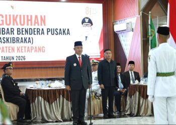 Bupati Ketapang, Alexander Wilyo memimpin langsung pengunungan anggota Paskibraka, Sabtu (15/8). Foto: Prokopim.