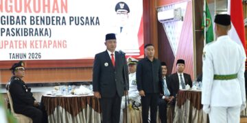 Bupati Ketapang, Alexander Wilyo memimpin langsung pengunungan anggota Paskibraka, Sabtu (15/8). Foto: Prokopim.