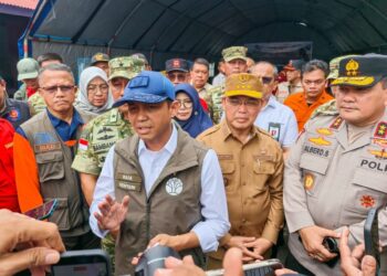 Raja Juli saat meninjau lokasi karhutla di Desa Rasau Jaya Umum, Kecamatan Rasau Jaya, Kabupaten Kubu Raya, Senin (24/8/2026).