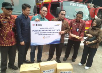 Bank Mandiri memberikan bantuan yang diterima Wakil Bupati Kubu Raya Sukiryanto di Kantor BPBD Kubu Raya, Kecamatan Sungai Raya, Jumat (11/9/2026).