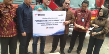 Bank Mandiri memberikan bantuan yang diterima Wakil Bupati Kubu Raya Sukiryanto di Kantor BPBD Kubu Raya, Kecamatan Sungai Raya, Jumat (11/9/2026).