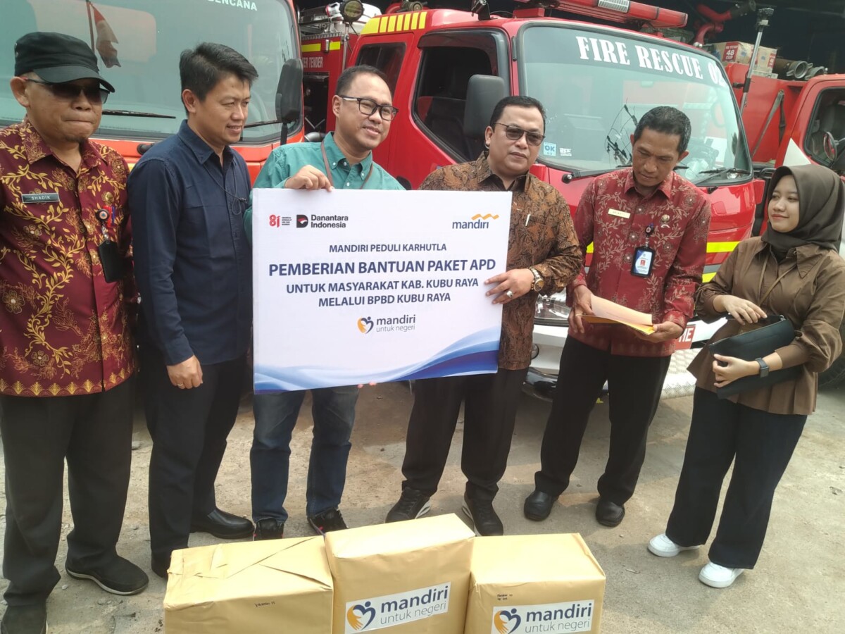 Bank Mandiri memberikan bantuan yang diterima Wakil Bupati Kubu Raya Sukiryanto di Kantor BPBD Kubu Raya, Kecamatan Sungai Raya, Jumat (11/9/2026).