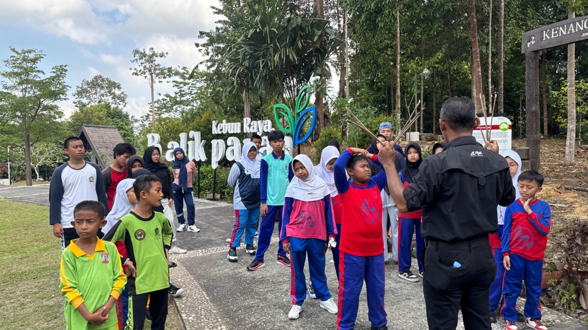 Anak-anak penerima manfaat Program Be A Star mengikuti aktivitas edukatif dan rekreatif dalam rangkaian Humanitrip 2026 di Kebun Raya Balikpapan.