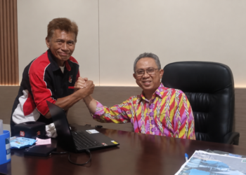 Direktur Perumda Tirta Galaherang Mempawah, M, Taufik Salam Komando dengan Anggota Rajawali Muda Mempawah, Agus Merung salah satu pelanggan Perumda Tirta Galaerang Mempawah.