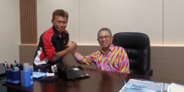 Direktur Perumda Tirta Galaherang Mempawah, M, Taufik Salam Komando dengan Anggota Rajawali Muda Mempawah, Agus Merung salah satu pelanggan Perumda Tirta Galaerang Mempawah.