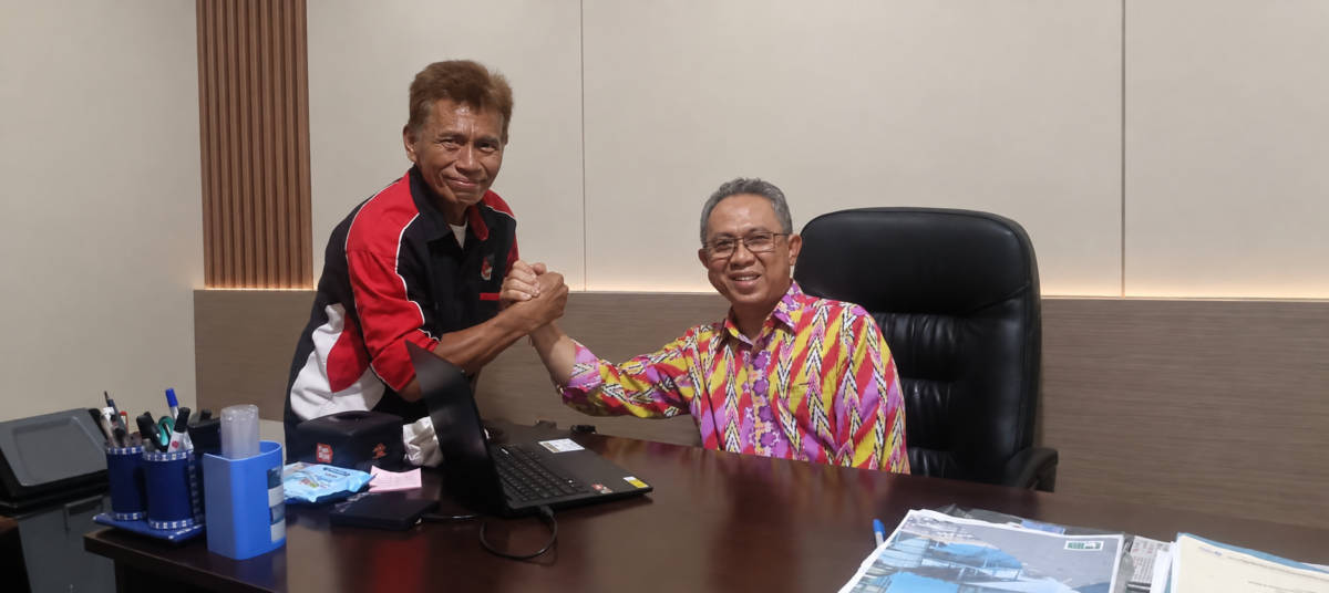 Direktur Perumda Tirta Galaherang Mempawah, M, Taufik Salam Komando dengan Anggota Rajawali Muda Mempawah, Agus Merung salah satu pelanggan Perumda Tirta Galaerang Mempawah. 