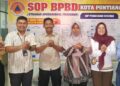Pegawai PLN UIP KLB bersama Kepala BPBD Kota Pontianak, Nasir, usai perencanaan program Kelurahan Siaga Bencana.