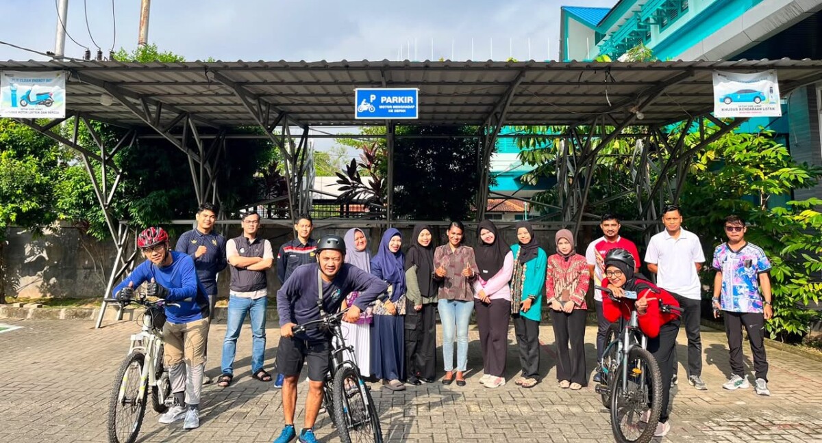 Pegawai PLN UPP KLB 1 bersepeda dan jalan kaki menuju kantor. Kebiasaan ini merupakan wujud program Clean Energy Day.