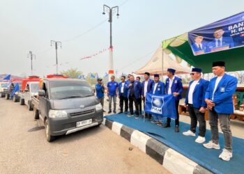 Boyman Harun beserta jajaran pengurus DPD PAN Kayong Utara melepas bantuan air bersih usai melaksanakan Rekerda.