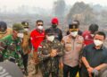 Sujiwo saat meninjau lokasi kebakaran hutan dan lahan (karhutla) di Desa Teluk Bakung, Kecamatan Sungai Ambawang, Senin (31/8/2026).