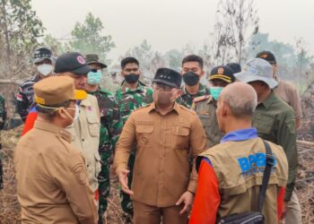 Sujiwo saat bersama Gubernur Kalimantan Barat Ria Norsan meninjau lokasi karhutla di Jalan Parit Haji Muksin II, Desa Sungai Raya, Kecamatan Sungai Raya, Selasa (1/9/2026).