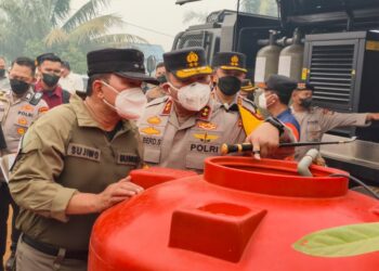 Kapolda Kalbar Alberd Teddy Benhard Sianipar bersama Bupati Kubu Raya Sujiwo meninjau lokasi pascakebakaran, Rabu (2/9/2026).