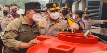 Kapolda Kalbar Alberd Teddy Benhard Sianipar bersama Bupati Kubu Raya Sujiwo meninjau lokasi pascakebakaran, Rabu (2/9/2026).