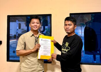 Penyerahan berkas hasil Muspen dari Ketua AJK, Theo Bernadhi kepada Ketua AJK Terpilih, Ahmad Sofi. Foto: AJK.