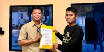 Penyerahan berkas hasil Muspen dari Ketua AJK, Theo Bernadhi kepada Ketua AJK Terpilih, Ahmad Sofi. Foto: AJK.