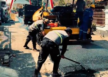 Proses pengerjaan hotmix di desa Senggreng kecamatan Sumberpucung Kabupaten Malang