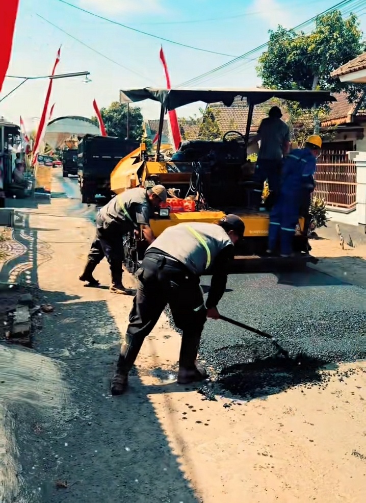 Proses pengerjaan hotmix di desa Senggreng kecamatan Sumberpucung Kabupaten Malang