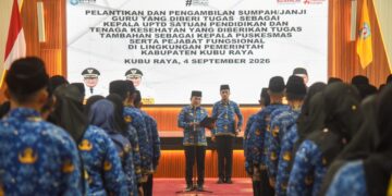 Sujiwo saat melantik sejumlah kepala UPTD satuan pendidikan, kepala puskesmas, dan pejabat fungsional di Aula Utama Praja I, Jumat (4/9/2026).