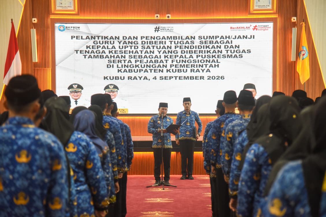 Sujiwo saat melantik sejumlah kepala UPTD satuan pendidikan, kepala puskesmas, dan pejabat fungsional di Aula Utama Praja I, Jumat (4/9/2026).
