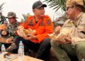 Bupati Alexander makan bersama Satgas Karhutla usai melakukan pemadaman api di Jalan Poros Pelang. Foto: Ist.