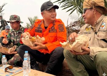 Bupati Alexander makan bersama Satgas Karhutla usai melakukan pemadaman api di Jalan Poros Pelang. Foto: Ist.