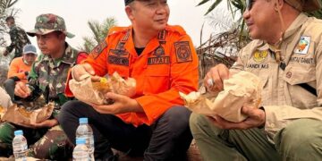Bupati Alexander makan bersama Satgas Karhutla usai melakukan pemadaman api di Jalan Poros Pelang. Foto: Ist.