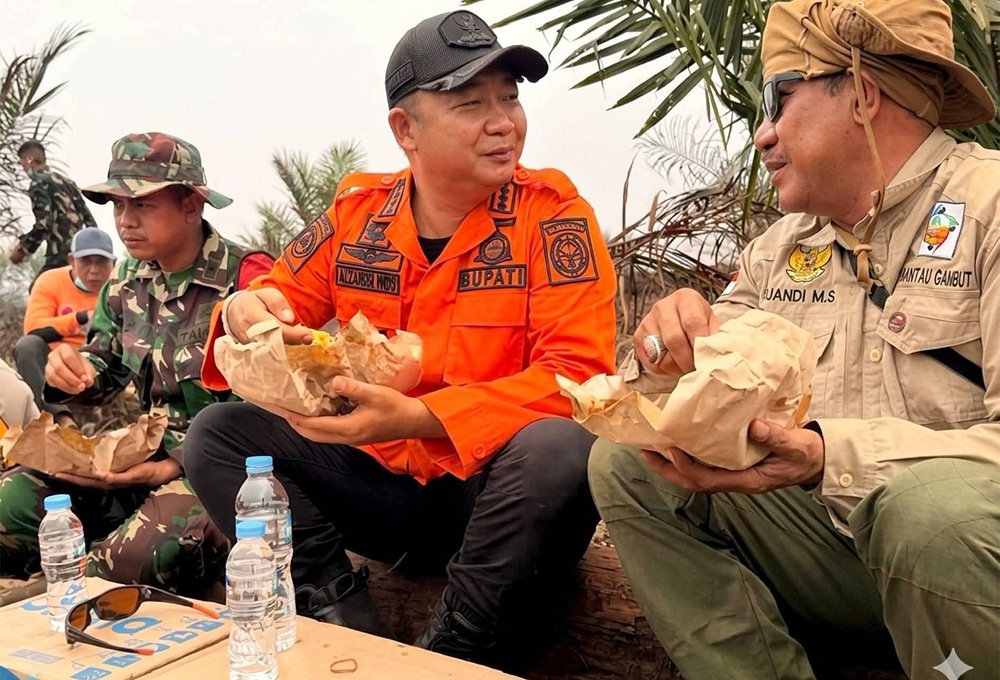 Bupati Alexander makan bersama Satgas Karhutla usai melakukan pemadaman api di Jalan Poros Pelang. Foto: Ist.