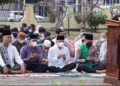 Sekda bersama Kapolres Ketapang ikut berdoa dalam rangkaian salat istisqa di halaman Polres Ketapang. Foto: Ist.
