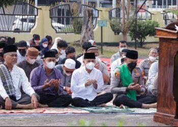 Sekda bersama Kapolres Ketapang ikut berdoa dalam rangkaian salat istisqa di halaman Polres Ketapang. Foto: Ist.