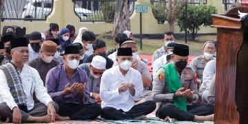 Sekda bersama Kapolres Ketapang ikut berdoa dalam rangkaian salat istisqa di halaman Polres Ketapang. Foto: Ist.