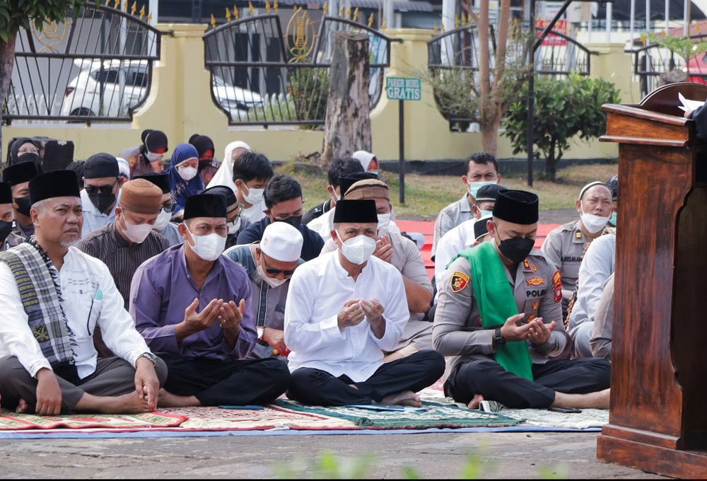 Sekda bersama Kapolres Ketapang ikut berdoa dalam rangkaian salat istisqa di halaman Polres Ketapang. Foto: Ist.