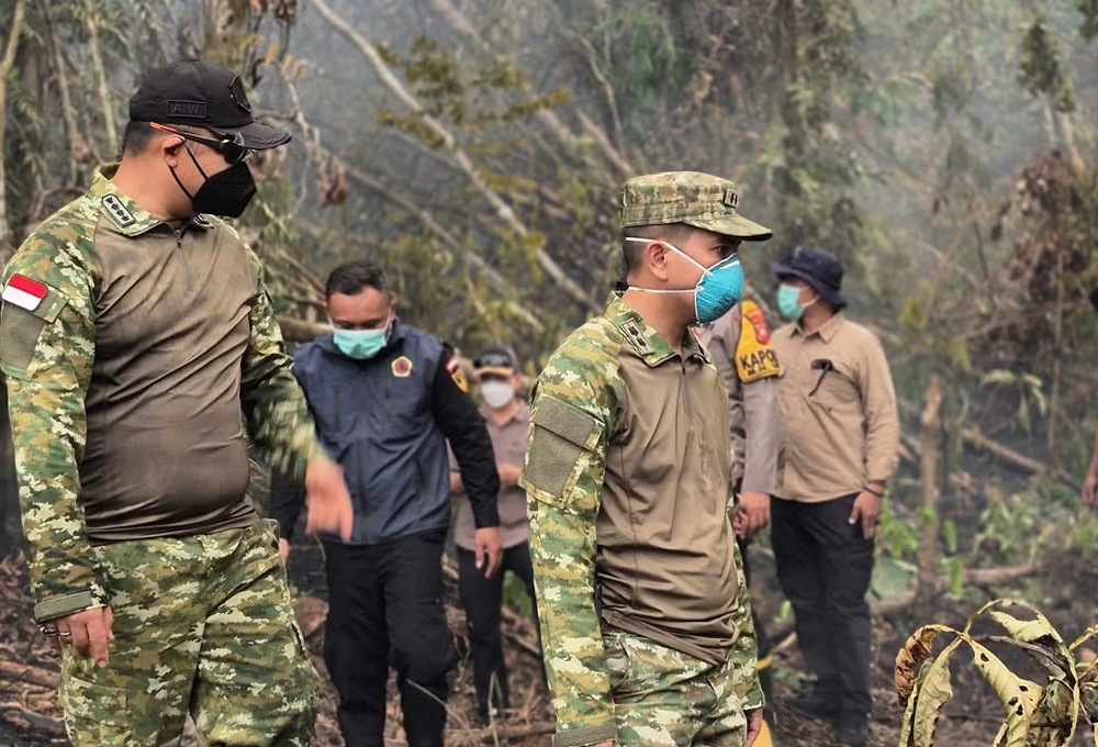 Bupati dan Dandim saat turun langsung memadamkan Karhutla di Kuala Tolak. Foto: Ist