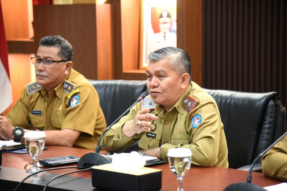 Sekretaris Daerah Kabupaten Kubu Raya Yusran Anizam dalam rapat evaluasi di Kantor Bupati Kubu Raya, Selasa (8/9/2026).
