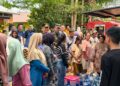 Bupati dan Dandim 1203 berada di tengah masyarakat saat menyalurkan air bersih. Foto: Ist.
