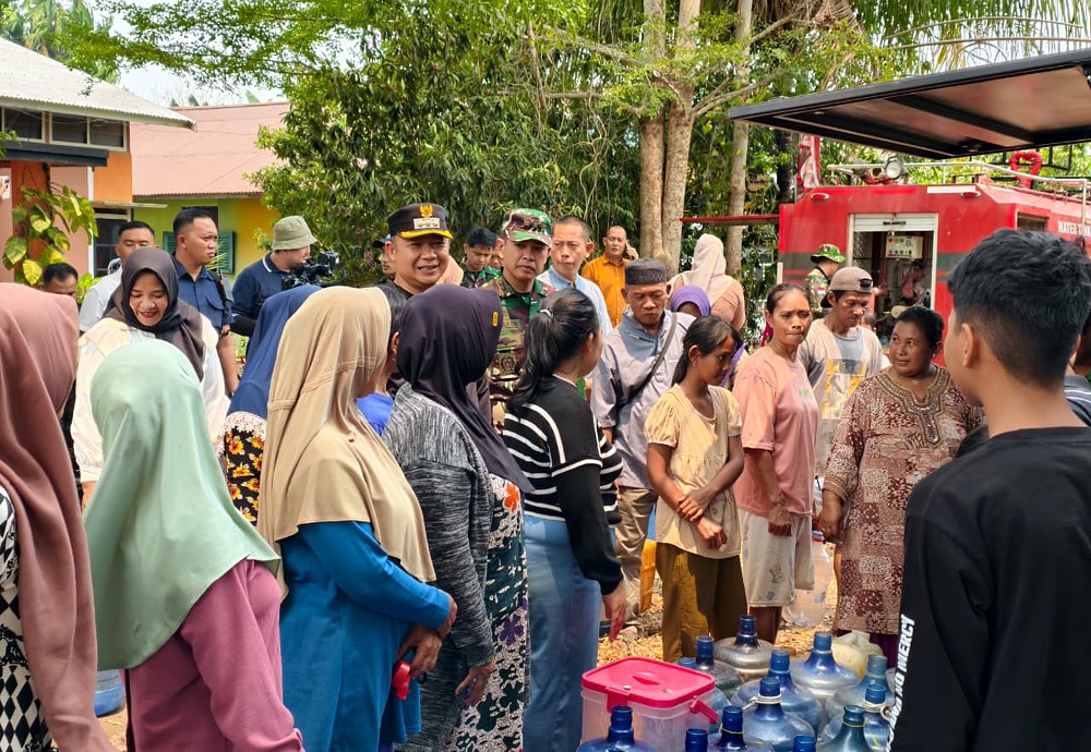 Bupati dan Dandim 1203 berada di tengah masyarakat saat menyalurkan air bersih. Foto: Ist.