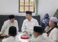 Bupati Alex makan bersama KH Muhammad Hilmy Asidiqy Al Aroki dan pengasuh Ponpes Hidayaturrahman. Foto: Ist.