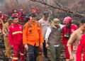 Bupati Ketapang mendampingi Menteri Kehutanan RI saat meninjau lokasi Karhutla di Muara Pawan. Foto: Ist.