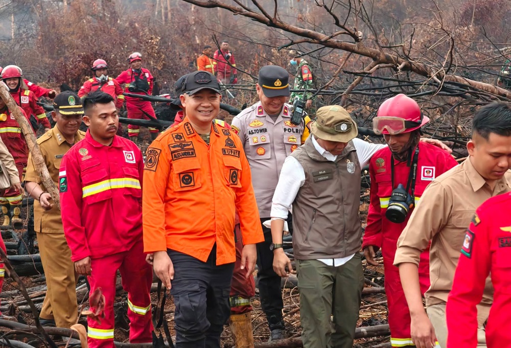 Bupati Ketapang mendampingi Menteri Kehutanan RI saat meninjau lokasi Karhutla di Muara Pawan. Foto: Ist.