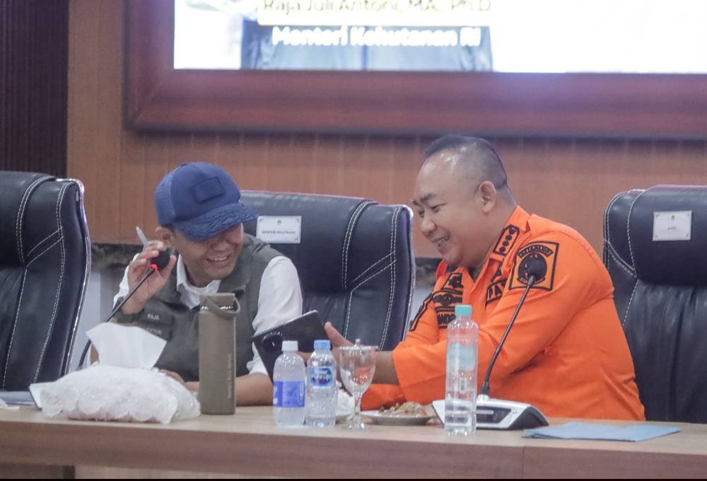 Menhut dan Bupati Ketapang saat memimpin Rakor Penanganan Karhutla. Foto: Ist.