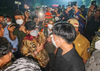 Gibran didampingi Bupati Kubu Raya Sujiwo bersama jajaran turun meninjau lokasi kebakaran di Desa Sungai Malaya, Kecamatan Sungai Ambawang, Kamis (10/9/2026) malam.