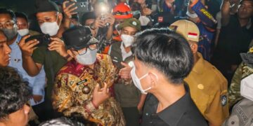 Gibran didampingi Bupati Kubu Raya Sujiwo bersama jajaran turun meninjau lokasi kebakaran di Desa Sungai Malaya, Kecamatan Sungai Ambawang, Kamis (10/9/2026) malam.