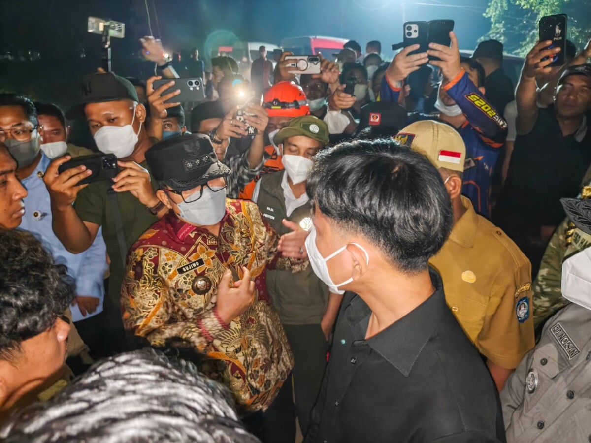 Gibran didampingi Bupati Kubu Raya Sujiwo bersama jajaran turun meninjau lokasi kebakaran di Desa Sungai Malaya, Kecamatan Sungai Ambawang, Kamis (10/9/2026) malam.
