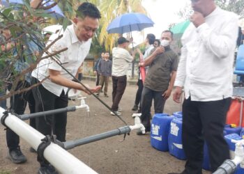 Wali Kota Pontianak Edi Rusdi Kamtono saat meminum air tawar dari layanan pengisian di booster Imam Bonjol, Kantor Perumda Tirta Khatulistiwa, Jumat (4/9/2026).