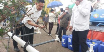 Wali Kota Pontianak Edi Rusdi Kamtono saat meminum air tawar dari layanan pengisian di booster Imam Bonjol, Kantor Perumda Tirta Khatulistiwa, Jumat (4/9/2026).