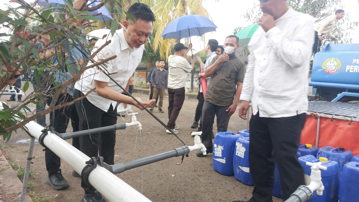 Wali Kota Pontianak Edi Rusdi Kamtono saat meminum air tawar dari layanan pengisian di booster Imam Bonjol, Kantor Perumda Tirta Khatulistiwa, Jumat (4/9/2026).